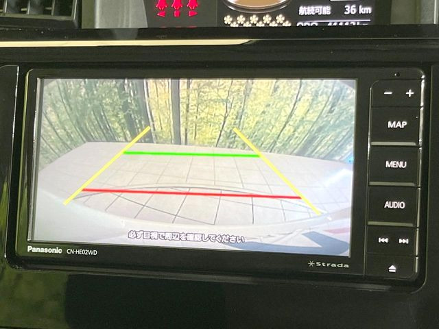【バックカメラ】駐車時に後方がリアルタイム映像で確認できます。大型商業施設や立体駐車場での駐車時や、夜間のバック時に大活躍!運転スキルに関わらず、今や必須となった装備のひとつです!