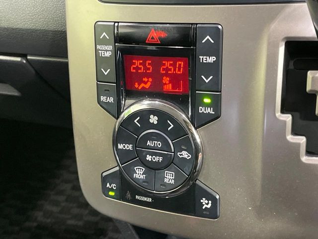 【左右独立型フルオートエアコン】運転席と助手席でそれぞれお好みの温度に設定可能。同乗者にも配慮した、快適な空調をお届け致します。