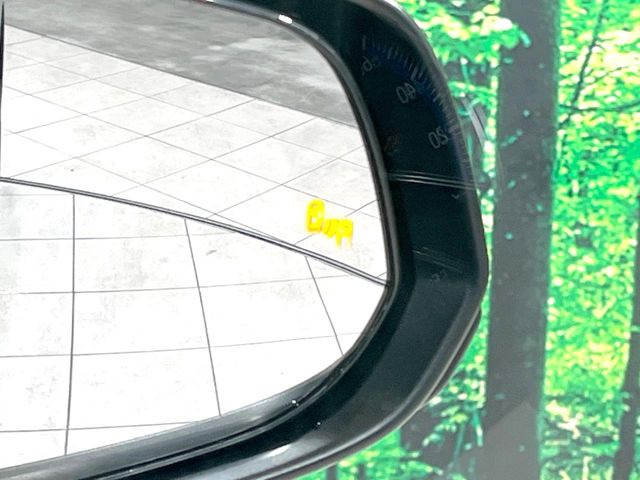 【ブラインドスポットモニター】走行中、ドアミラーの死角になりやすい箇所に後続車が接近するとサイドミラーのレンズに警告を表示!ドライバーに注意喚起をしてくれます。