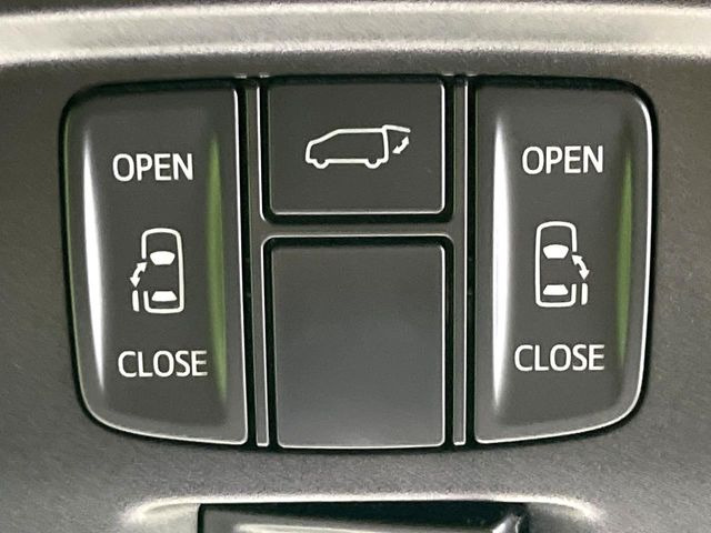 【両側パワースライドドア】スマートキーや運転席のスイッチで後席両側スライドドアの開閉が可能♪電動だから力を入れてドアを開ける必要が無く、小さなお子様でも簡単に開け閉めでき快適です♪