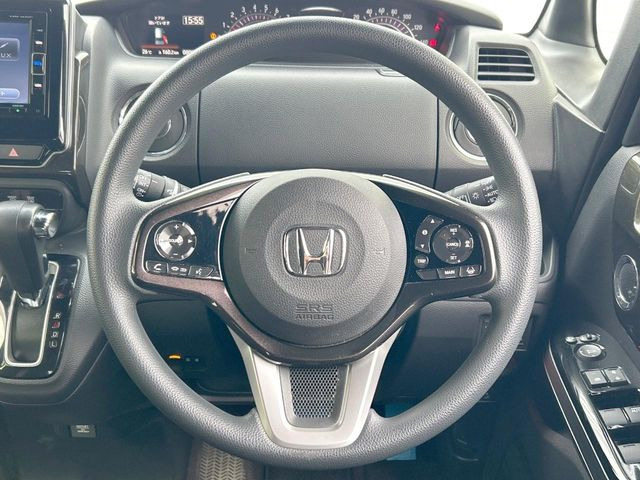 【ステアリングスイッチ】運転中、前方から目線をそらすことなく、オーディオ等の操作が可能な便利機能!安心&快適なドライブを演出してくれます♪