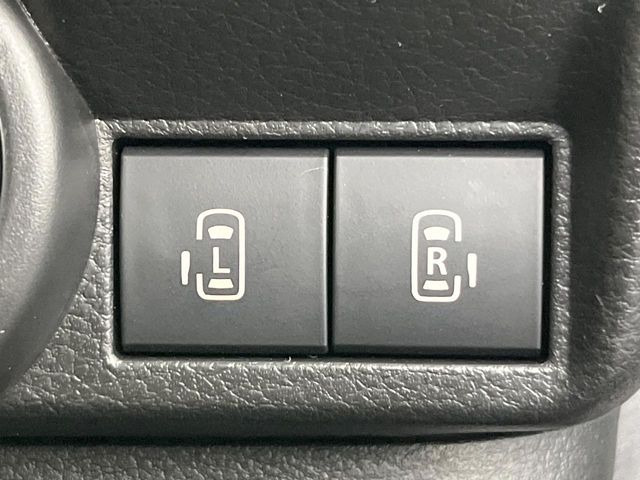 【両側パワースライドドア】スマートキーや運転席のスイッチで後席両側スライドドアの開閉が可能♪電動だから力を入れてドアを開ける必要が無く、小さなお子様でも簡単に開け閉めでき快適です♪