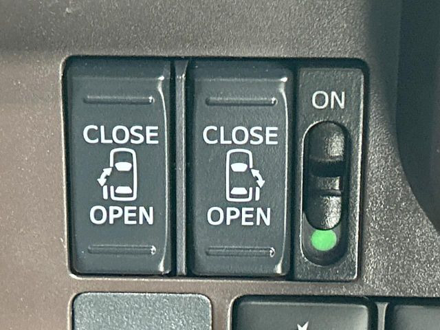 【両側パワースライドドア】スマートキーや運転席のスイッチで後席両側スライドドアの開閉が可能♪電動だから力を入れてドアを開ける必要が無く、小さなお子様でも簡単に開け閉めでき快適です♪