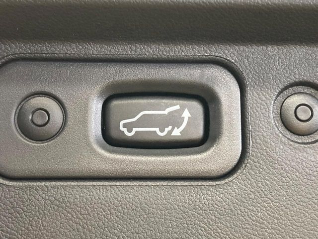【パワーバックドア】スマートキーや運転席のボタンを押すだけでリアゲートが自動で開閉します!荷物を持っている時や、高い位置にあるバックドアを閉める際に便利な機能です♪