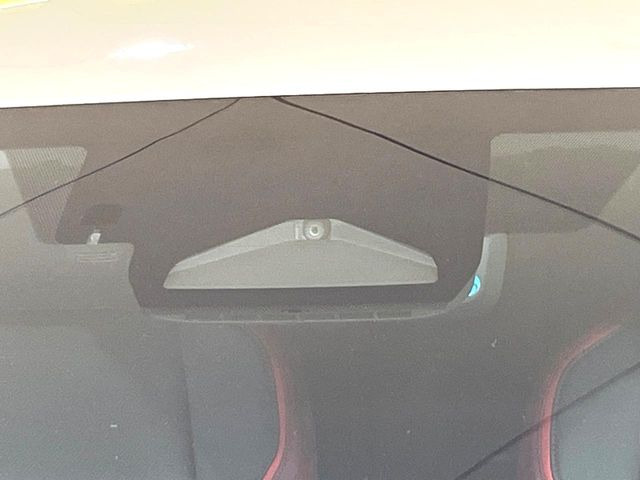 【プリクラッシュセーフティ】前方の車両等を検知し、衝突しそうな時は警報で注意を促し、ブレーキを踏む力をサポート。ブレーキを踏めなかった場合は衝突被害軽減ブレーキが作動、衝突回避をサポートします。