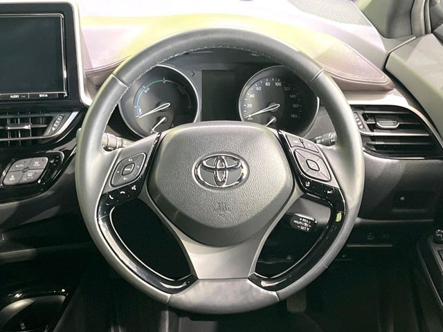 インテリアに合わせたデザインのステアリングは、運転される方のことも考え、運転しやすい形状、大きさです。是非一度、実際に触ってお確かめください。