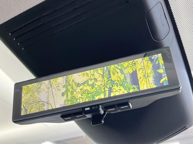 【インテリジェントルームミラー】後席の大きな荷物や同乗者で後方が確認しづらい時でも安心!カメラが撮影した車両後方の映像をルームミラー内に表示。クリアな視界で状況の確認が可能です!