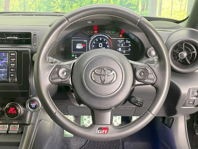 �C���e���A�ɍ��킹���f�U�C���̃X�e�A�����O�́A�^�]�������̂��Ƃ��l���A�^�]���₷���`��A�傫���ł��B�����x�A���ۂɐG���Ă��m���߂��������B