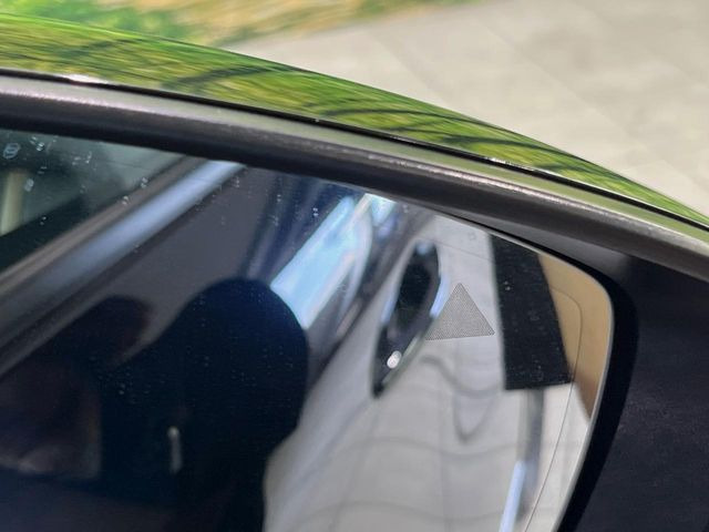 【ブラインドスポットモニタリング】走行中、ドアミラーの死角になりやすい箇所に後続車が接近するとサイドミラー付近に警告を表示、ドライバーに注意喚起をしてくれます。