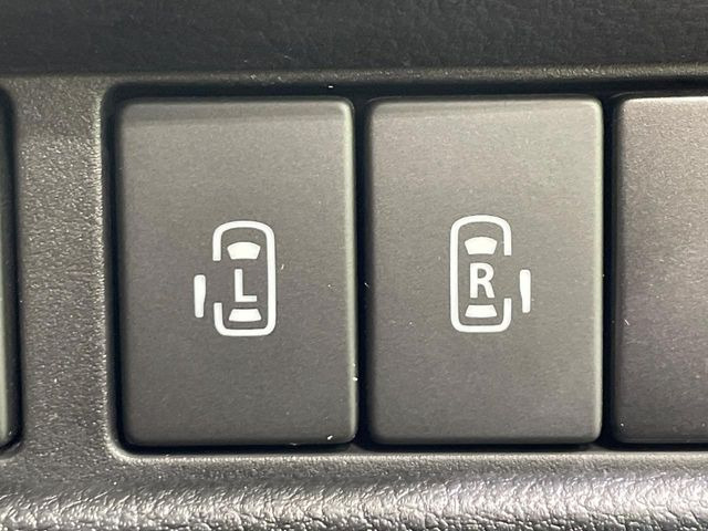 【両側パワースライドドア】スマートキーや運転席のスイッチで後席両側スライドドアの開閉が可能♪電動だから力を入れてドアを開ける必要が無く、小さなお子様でも簡単に開け閉めでき快適です♪
