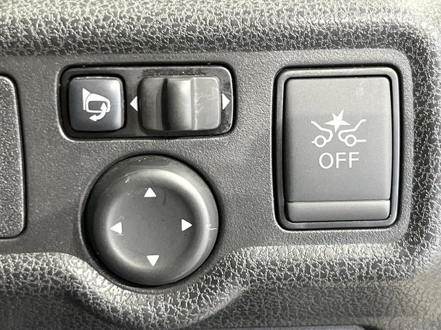 【電動格納ミラー】サイドミラーは電動格納式となっており、狭い駐車場でもキズがつくリスクを抑えられます。