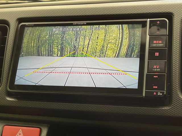 【バックカメラ】駐車時に後方がリアルタイム映像で確認できます。大型商業施設や立体駐車場での駐車時や、夜間のバック時に大活躍!運転スキルに関わらず、今や必須となった装備のひとつです!
