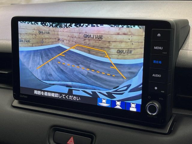 【バックカメラ】駐車時に後方がリアルタイム映像で確認できます。大型商業施設や立体駐車場での駐車時や、夜間のバック時に大活躍!運転スキルに関わらず、今や必須となった装備のひとつです!