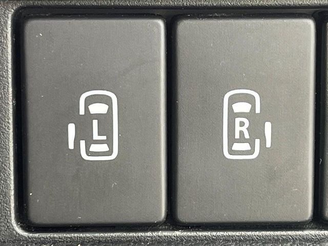 【両側パワースライドドア】スマートキーや運転席のスイッチで後席両側スライドドアの開閉が可能♪電動だから力を入れてドアを開ける必要が無く、小さなお子様でも簡単に開け閉めでき快適です♪