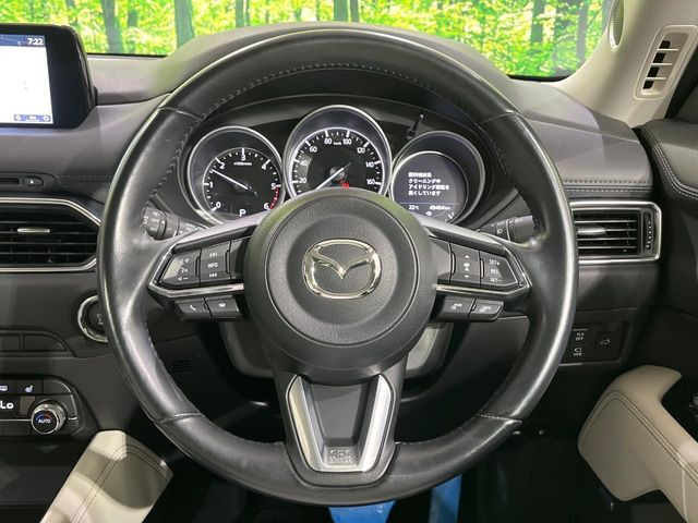 【ステアリングヒーター】冬場に冷たくなりやすい革巻きステアリングを、スイッチ一つで素早く適温に!エアコンよりも早く温まってくれるので、寒い日の運転も快適になりますね♪