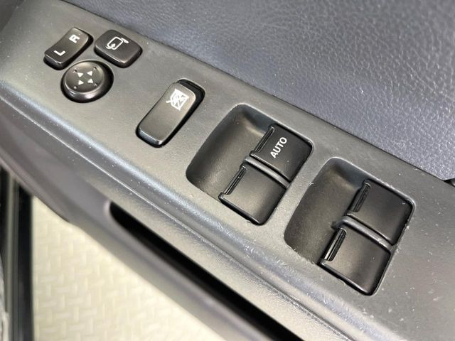 【電動格納ミラー】サイドミラーは電動格納式となっており、狭い駐車場でもキズがつくリスクを抑えられます。