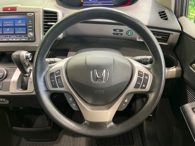 インテリアに合わせたデザインのステアリングは、運転される方のことも考え、運転しやすい形状、大きさです。是非一度、実際に触ってお確かめください。
