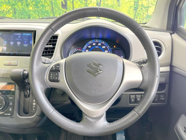 【ステアリングスイッチ】運転中、前方から目線をそらすことなく、オーディオ等の操作が可能な便利機能!安心&快適なドライブを演出してくれます♪