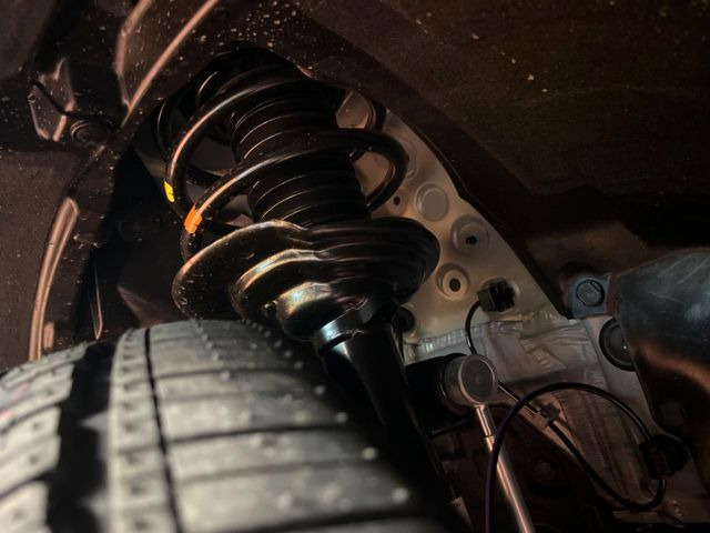 お車を安心してお乗りいただく為には、足回りの定期点検が欠かせません。サービスサポート(有償保証)では無料点検もご提供しており、安心のカーライフをお過ごしいただけるサポート体制が整っています。