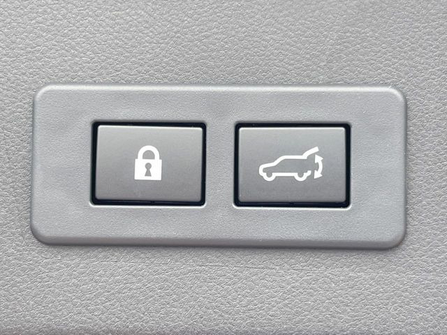 【パワーバックドア】スマートキーや運転席のボタンを押すだけでリアゲートが自動で開閉します!荷物を持っている時や、高い位置にあるバックドアを閉める際に便利な機能です♪