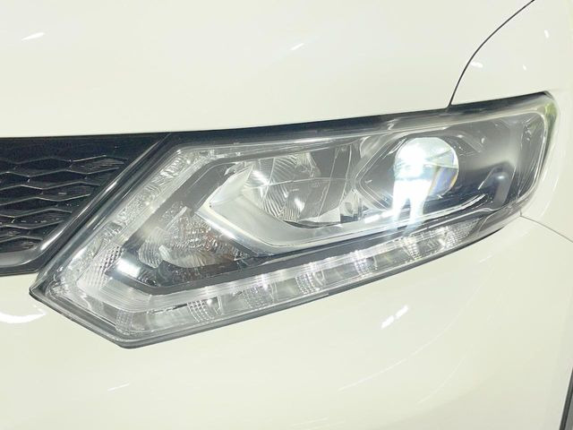【LEDヘッドライト】非常に明るく前方を照らしてくれるので、悪天候や夜間の走行時も視界良好で安心してお乗りいただけます。