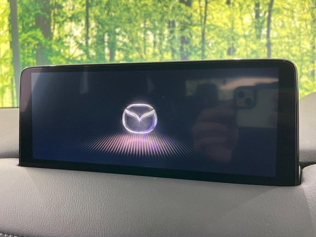 【12.3インチマツダコネクト】車内の雰囲気にマッチした大型ディスプレイ。スマホ接続でのナビ使用やBluetooth再生等、様々な機能が楽しめます。直感的なダイヤル操作が可能で、使い勝手も良好です。
