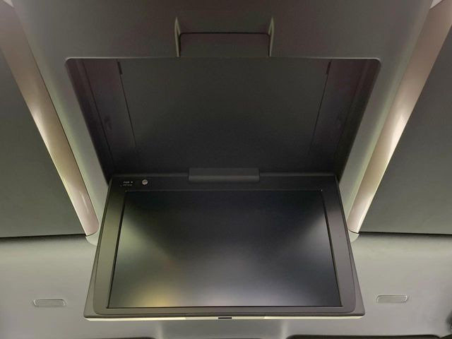 【12.1型フリップダウン】大画面モニターで後席でもエンタメをお楽しみいただけます。家族や友人とお出かけする機会が多い方に大人気です♪