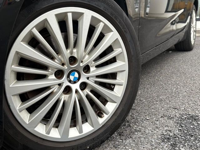 ●純正17インチアルミホイール:輸入車ならではの卓越した走りを支えるホイールと足回りです!日本車の走りに慣れている方にもぜひ体感して頂きたいほど、高いレベルでまとまっています!