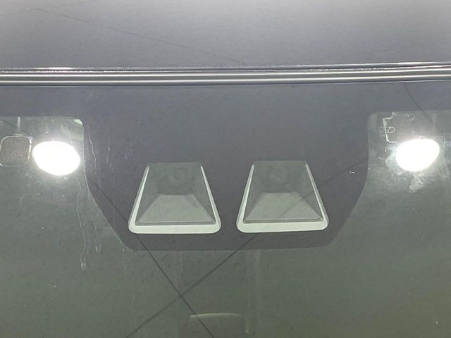 【スマートアシスト】走行中に前方の車両等を認識し、衝突しそうな時は警報とブレーキで衝突回避と被害軽減をアシスト。より安全にドライブをお楽しみいただけます。