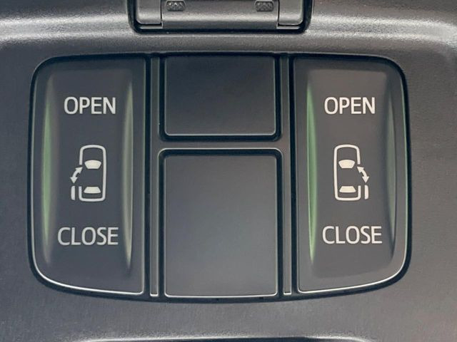 【両側パワースライドドア】スマートキーや運転席のスイッチで後席両側スライドドアの開閉が可能♪電動だから力を入れてドアを開ける必要が無く、小さなお子様でも簡単に開け閉めでき快適です♪