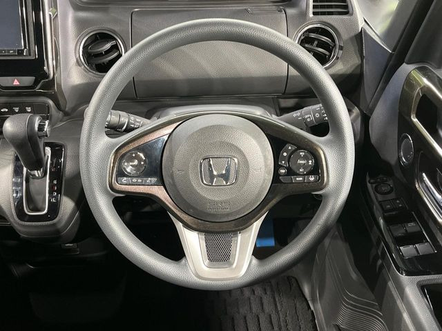 インテリアに合わせたデザインのステアリングは、運転される方のことも考え、運転しやすい形状、大きさです。是非一度、実際に触ってお確かめください。