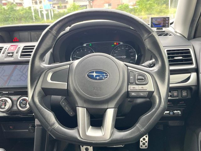 インテリアに合わせたデザインのステアリングは、運転される方のことも考え、運転しやすい形状、大きさです。是非一度、実際に触ってお確かめください。