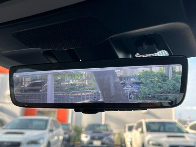 【スマートリヤビューミラー】後席の大きな荷物や同乗者で後方が確認しづらい時でも安心!カメラが撮影した車両後方の映像をルームミラー内に表示。クリアな視界で状況の確認が可能です!