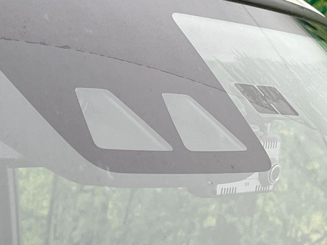 【スマートアシスト】走行中に前方の車両等を認識し、衝突しそうな時は警報とブレーキで衝突回避と被害軽減をアシスト。より安全にドライブをお楽しみいただけます。