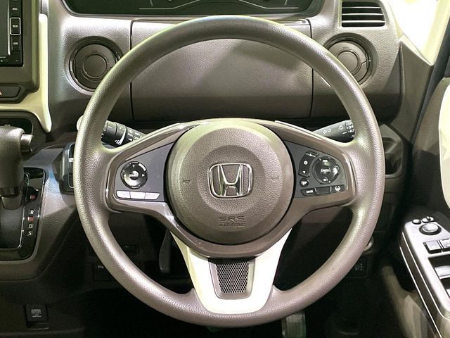 インテリアに合わせたデザインのステアリングは、運転される方のことも考え、運転しやすい形状、大きさです。是非一度、実際に触ってお確かめください。