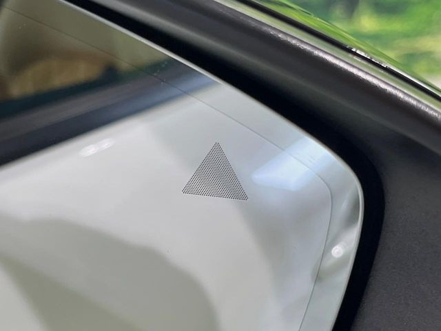 【ブラインドスポットモニタリング】走行中、ドアミラーの死角になりやすい箇所に後続車が接近するとサイドミラー付近に警告を表示、ドライバーに注意喚起をしてくれます。