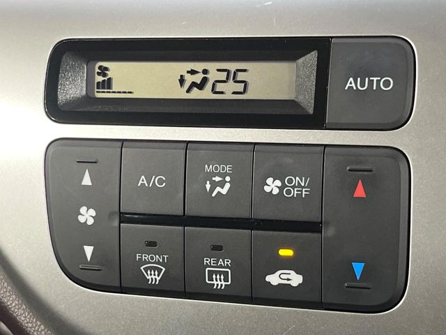 【オートエアコン】一度お好みの温度に設定すれば、車内の温度を検知し風量や温度を自動で調整。暑い&hellip;寒い&hellip;と何度もスイッチ操作をする必要はありません。快適な車内空間には必須の機能ですね♪
