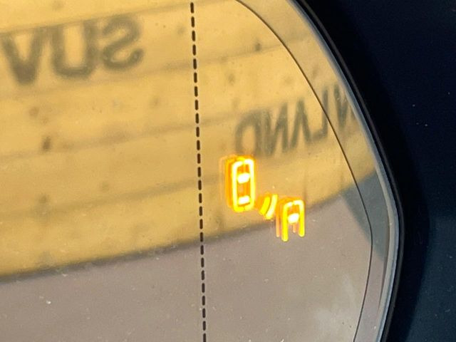 【ブラインドスポットモニター】走行中、ドアミラーの死角になりやすい箇所に後続車が接近するとサイドミラーのレンズに警告を表示!ドライバーに注意喚起をしてくれます。