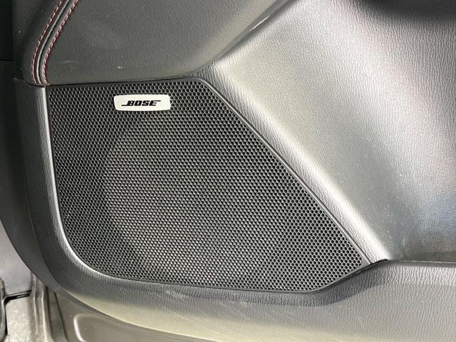 【BOSEサウンドシステム】メーカーオプションの高品位サウンドシステムを搭載。専用のチューニングが施された大小様々なスピーカーから良質なサウンドが奏でられ、臨場感あふれる音響空間を演出します。