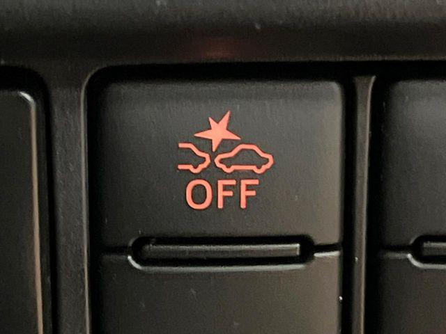 【スマートアシスト】走行中に前方の車両等を認識し、衝突しそうな時は警報とブレーキで衝突回避と被害軽減をアシスト。より安全にドライブをお楽しみいただけます。