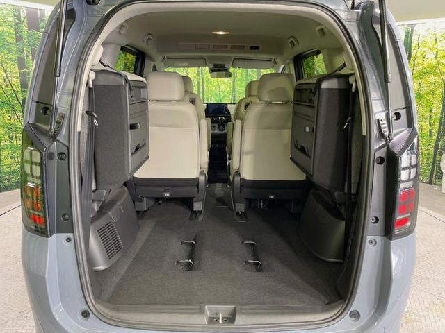 普段のお買い物や通勤、送迎等に十分な荷室スペースを確保しております。セカンドシートを倒すと、大きな荷物の積載も可能です♪