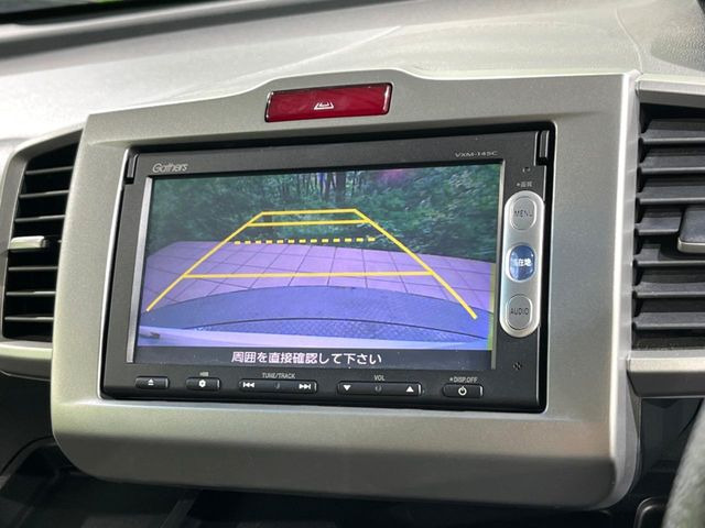 【バックカメラ】駐車時に後方がリアルタイム映像で確認できます。大型商業施設や立体駐車場での駐車時や、夜間のバック時に大活躍!運転スキルに関わらず、今や必須となった装備のひとつです!