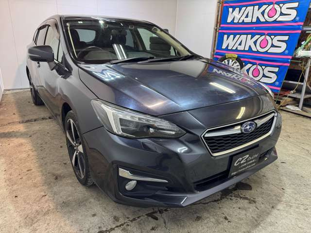 【フロント右斜め】ボディラインからフロントフェイスまで確認しやすいアングル。ツートーンのアルミホイールが外観をスポーティに演出しています。