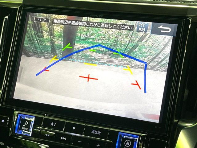 【バックカメラ】駐車時に後方がリアルタイム映像で確認できます。大型商業施設や立体駐車場での駐車時や、夜間のバック時に大活躍!運転スキルに関わらず、今や必須となった装備のひとつです!