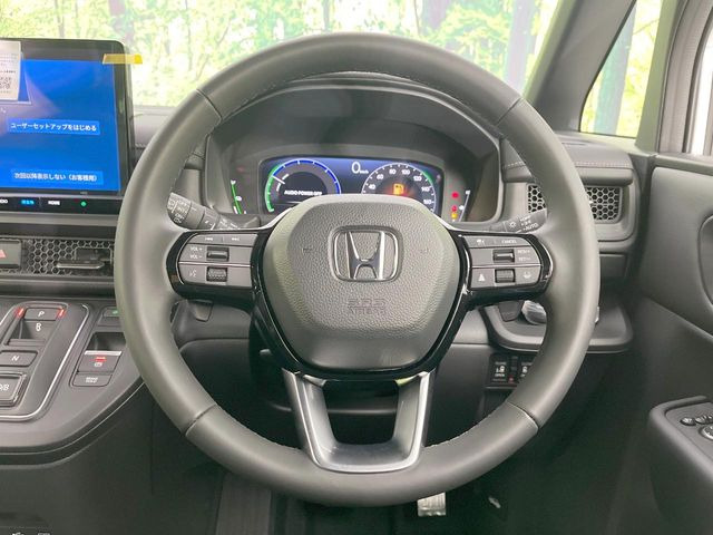 インテリアに合わせたデザインのステアリングは、運転される方のことも考え、運転しやすい形状、大きさです。是非一度、実際に触ってお確かめください。