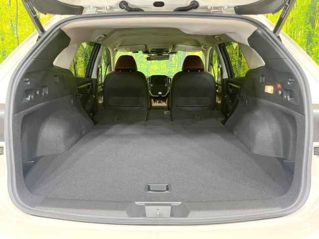 積み下ろしのしやすいデッキにはたっぷりと荷物を積み込んでいただけます。遊びから仕事まで、様々なシーンで頼れます♪
