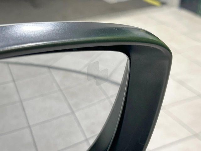 【ブラインドスポットモニタリング】走行中、ドアミラーの死角になりやすい箇所に後続車が接近するとサイドミラー付近に警告を表示、ドライバーに注意喚起をしてくれます。