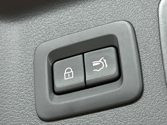 【パワーバックドア】スマートキーや運転席のボタンを押すだけでリアゲートが自動で開閉します!荷物を持っている時や、高い位置にあるバックドアを閉める際に便利な機能です♪