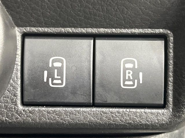 【両側パワースライドドア】スマートキーや運転席のスイッチで後席両側スライドドアの開閉が可能♪電動だから力を入れてドアを開ける必要が無く、小さなお子様でも簡単に開け閉めでき快適です♪