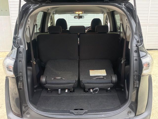 後席を格納すると、これだけの広さが!シーンに合わせたシートアレンジで、大きな荷物も積むことが出来ます♪